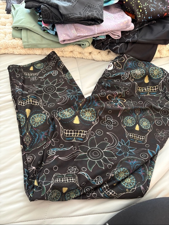 Yoga Democracy Pants - Black Sugar Skull Print Capri Leggings